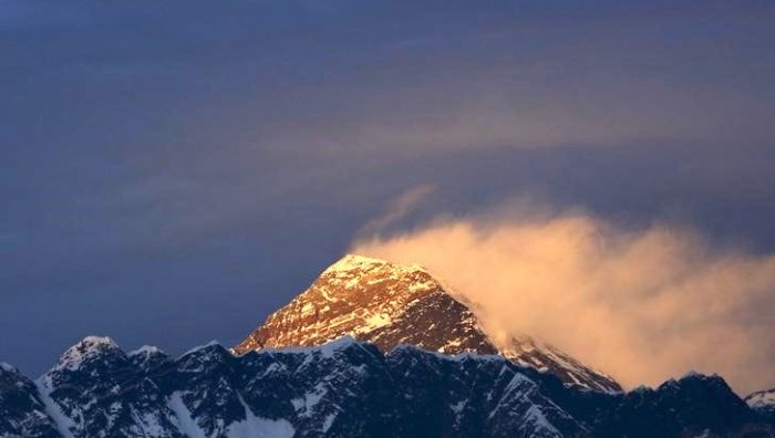 Nepal reabrirá el Everest a los escaladores pese a aumento de casos de coronavirus