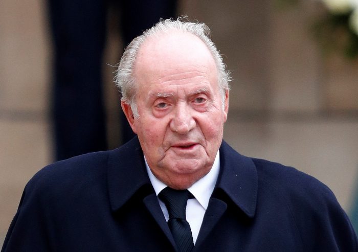 Juan Carlos I abandona España ante denuncias de negocios ocultos en Suiza