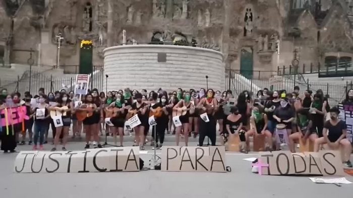 Chilenas en Barcelona claman justicia interpretando “Canción sin miedo” en el frontis de la Basílica de la Sagrada Familia