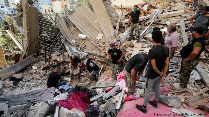 Beirut cuenta a sus muertos entre el caos y los escombros