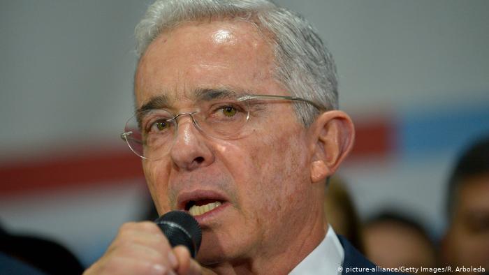 Álvaro Uribe renuncia a su escaño en el Senado de Colombia