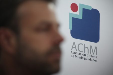 Alcaldes de oposición desconocen acuerdo de Quiroz con la AChM por contribuciones