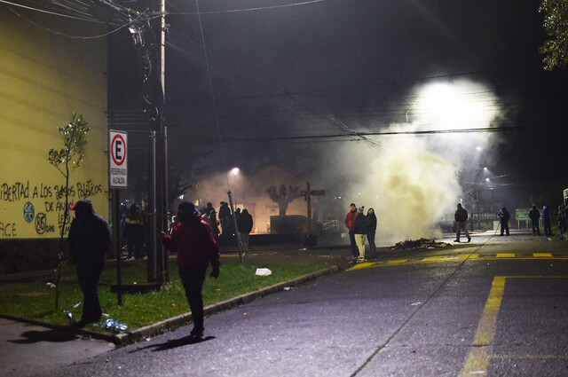 Violenta noche en La Araucanía: más de 20 detenidos y dos municipalidades incendiadas