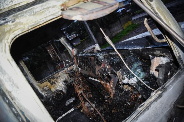 Nuevo ataque incendiario en el sur: queman dos camiones y maquinaria forestal en la Región de Los Ríos