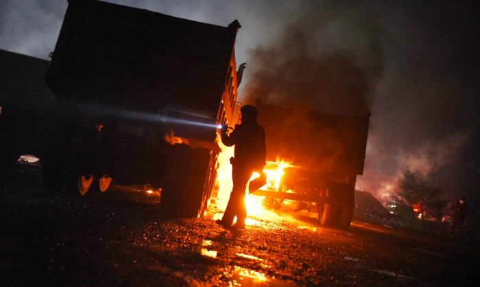 Queman 10 camiones y tres maquinarias en nuevo ataque incendiario en La Araucanía