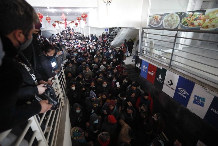 Clientes agredieron a la prensa mientras se informaba las aglomeraciones en el Mall Chino de Estación Central