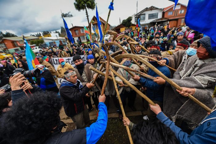 Comuneros mapuche realizan marcha en Nueva Imperial en apoyo al machi Celestino Córdova