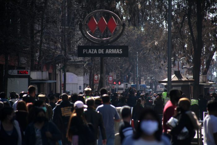 Culto evangélico en Plaza de Armas terminó con brutal pelea entre feligreses y Carabineros