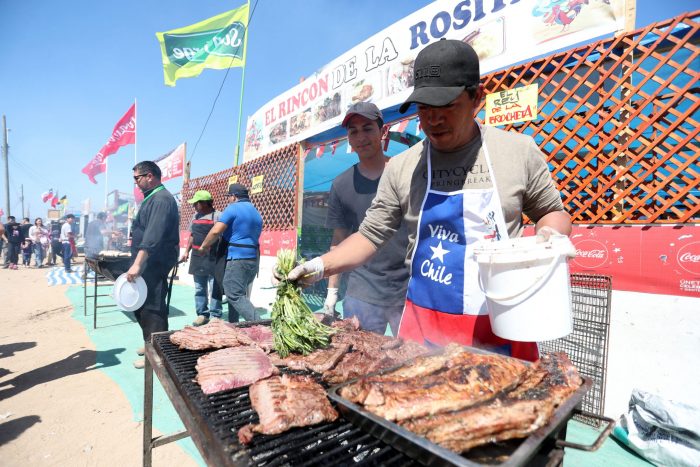 Virtuales, austeras y sin viajes de fin de semana largo: las Fiestas Patrias de un Chile en pandemia