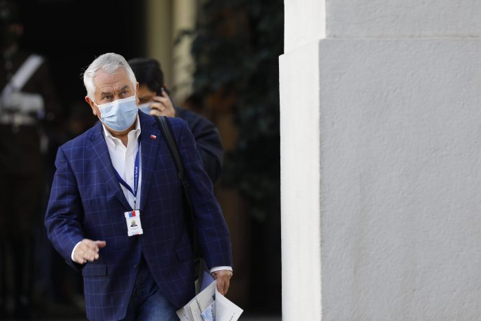 Ministro Paris pidió disculpas por polémica comparación del Minsal con un portaaviones: «No debería haber respondido de esa manera»