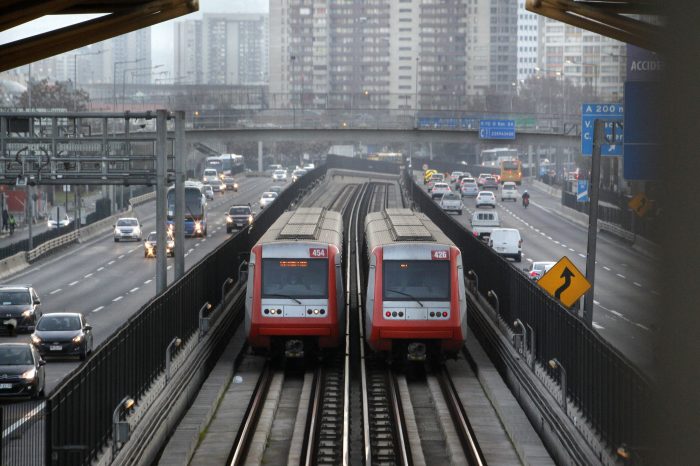 Fallas eléctricas en el Metro de Santiago tuvo el servicio suspendido en diversas estaciones de la Línea 5