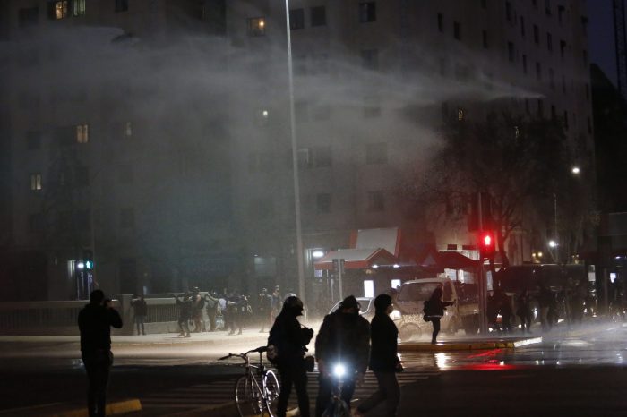 Se registran incidentes durante manifestación en Plaza Baquedano