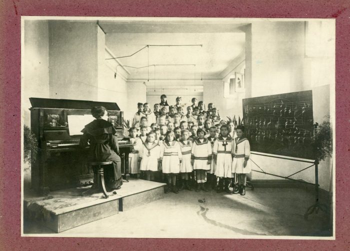 Brechas de género: revelan estrictas restricciones que debían cumplir las maestras en 1923