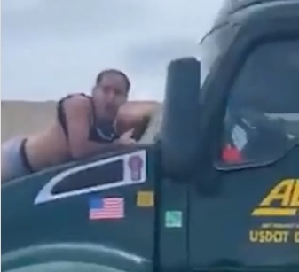 Confusa situación: hombre se mantuvo afirmado a parabrisas de camión durante 15 kilómetros en plena autopista en Estados Unidos