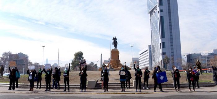 Grupo feminista reinauguró manifestaciones en Plaza Baquedano tras nuevo paso a transición en Providencia