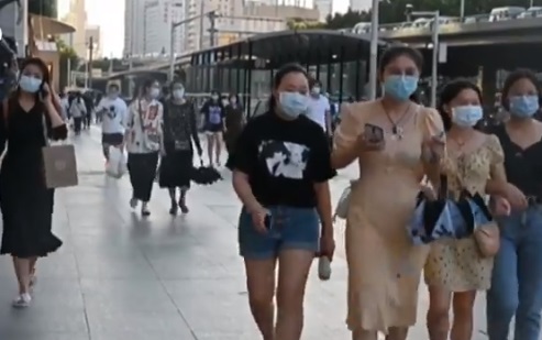 Fiestas electrónicas, tacos en autopistas y malls llenos: la nueva normalidad de Wuhan, la ciudad donde se originó el coronavirus