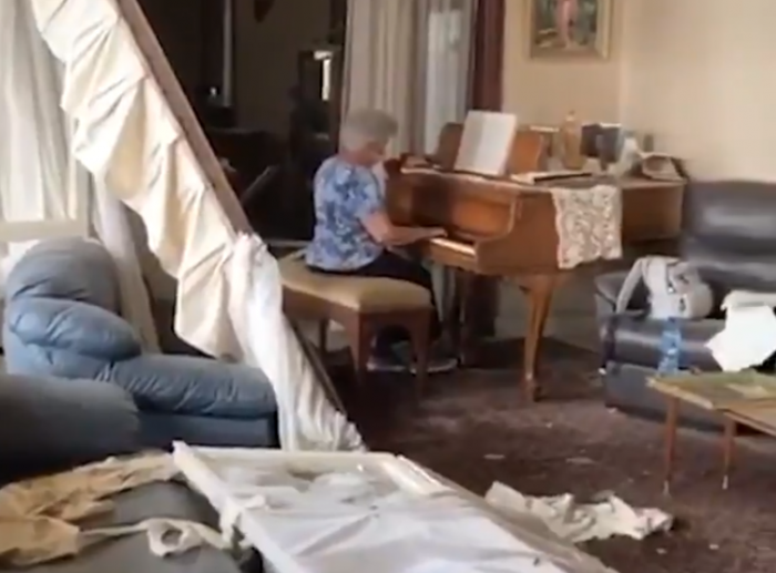 Mujer toca el piano en medio de las ruinas de su casa producto de la explosión en Beirut