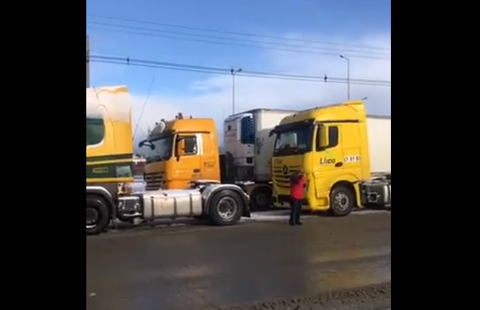Camioneros interrumpen el tránsito en diversos puntos del país por ataques incendiarios en La Araucanía