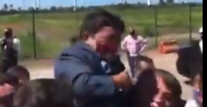 Pequeña confusión: Viralizan video de Bolsonaro levantando a enano pensando que era un niño