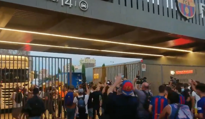Alta tensión en Barcelona: hinchas invaden el Camp Nou para expresar su descontento por la partida de Lionel Messi