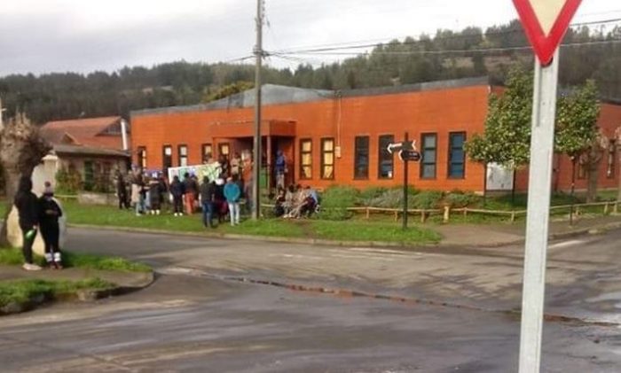 Cerca de 100 personas se tomaron la Municipalidad de Tirúa en señal de solidaridad al pueblo mapuche