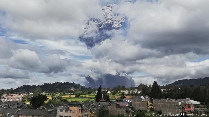Volcán hace erupción en Indonesia y desprende enorme nube de ceniza