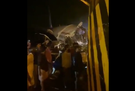Avión con más de 170 pasajeros se estrella al aterrizar en India