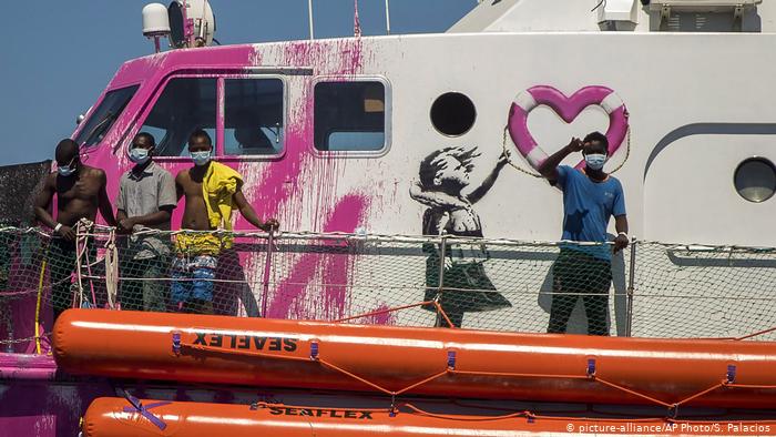 Guardacostas italianos acuden en ayuda del barco humanitario de Banksy