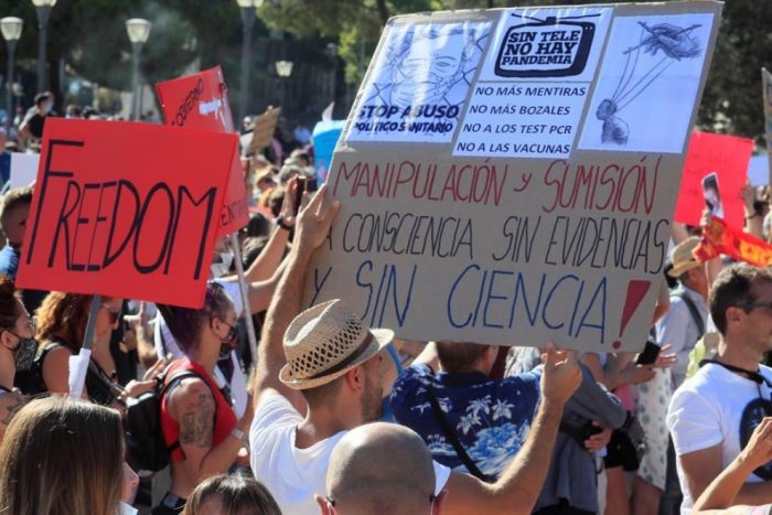 Policía española detiene a un negacionista de la pandemia por incitación al odio