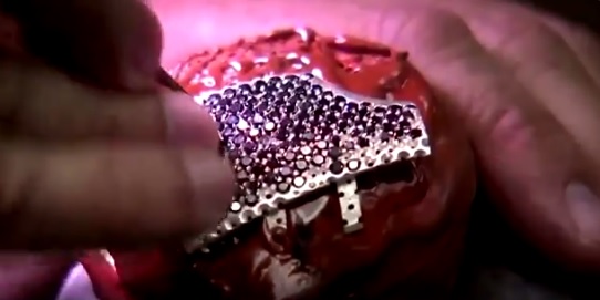 18 quilates y miles de diamantes valorados en 1.5 millones de dólares: joyería israelí confecciona la mascarilla más cara del mundo