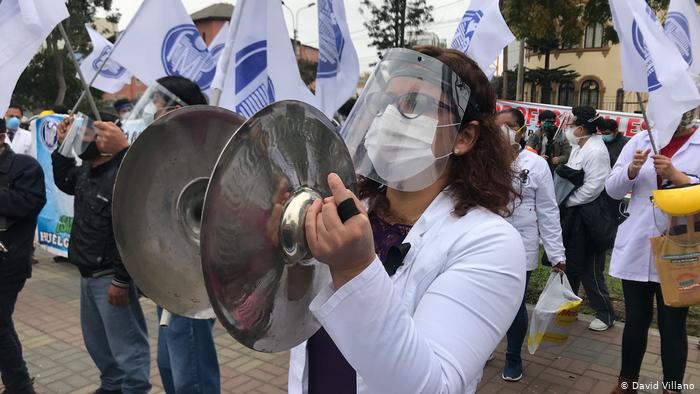 Médicos en Perú hacen huelga «porque nos están matando»