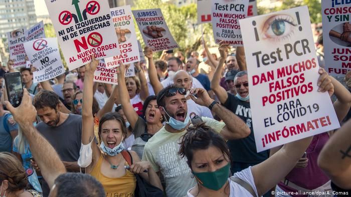 Miles de personas protestan en Madrid contra restricciones ante coronavirus