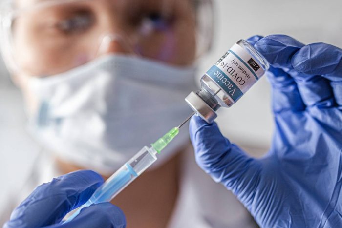 Infectólogo Rodrigo Vergara: “Hoy producir una vacuna o tener una alianza para adquirir dosis es casi lo mismo. No da mayor ventaja”