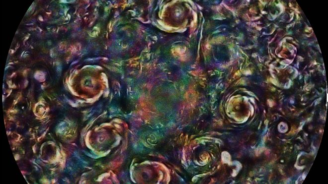 La espectacular imagen de «ciclones de color» en el polo norte de Júpiter