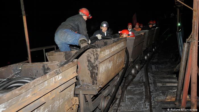Escape de gas deja a 17 mineros atrapados en China