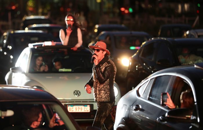 Rock en vivo desde el auto: argentinos asisten a primer recital en cuarentena