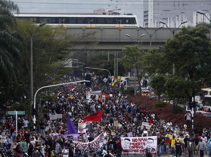 Colombianos se manifiestan en la calle en jornada empañada por disturbios