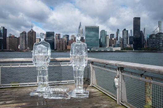 Ante ausencia de Trump y Bolsonaro en cumbre sobre Biodiversidad: Activistas de Greenpeace colocan esculturas de hielo de ambos mandatarios frente a edificio de la ONU en Nueva York