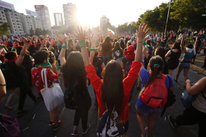 Feministas, escolarizadas, diversas y socialmente activas: ¿quiénes son las mujeres que construyeron el 8M en Chile?