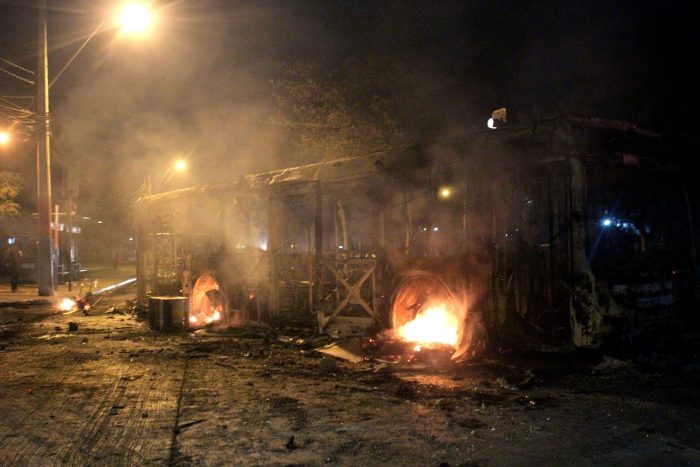 Joven acusado de quemar bus del Transantiago demanda al Estado por $250 millones tras demostrar inocencia