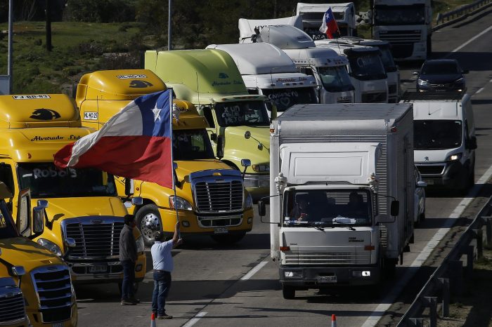 Paro de camioneros se desarma en Valparaíso: FedeQuinta suspende la movilización en la Ruta 68 y pone en jaque a Sergio Pérez