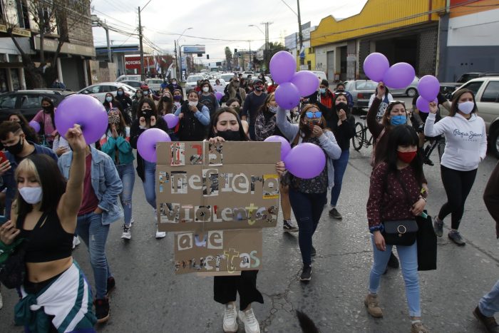 Mujeres protestan afuera de la PDI de Curicó tras enterarse que había un sospechoso de la muerte de una joven de 26 años