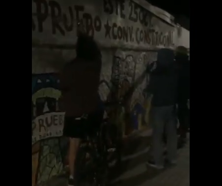Desconocidos borran mural del Apruebo constitucional realizado por la Brigada Ramona Parra en Las Condes