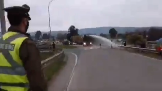 Captan intervención del carro lanzaaguas contra manifestantes opositores al paro de camioneros en Talca