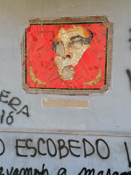Fundación Santiago exigió al alcalde Alessandri la recuperación de mosaico en honor a Pedro Lemebel destruido por desconocidos