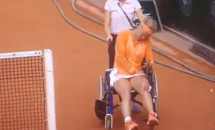 Tras maratónico partido en Roland Garros: Tenista se retira llorando y en silla de ruedas
