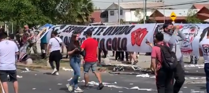 Hinchas de Colo-Colo se manifiestan a las afueras del Estadio Monumental tras bochornosa suspensión del partido ante Deportes Antofagasta
