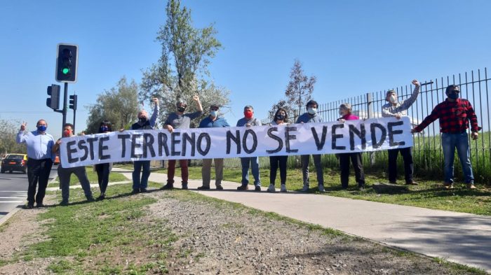 Vecinos y autoridades de La Reina protestan contra el Ejército: acusan irregular venta de terrenos a privados