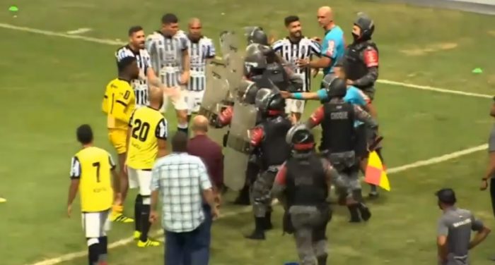 Bochornoso final en el fútbol brasileño: policía lanzó gas pimienta a jugadores luego de ser agredidos por estos mismos
