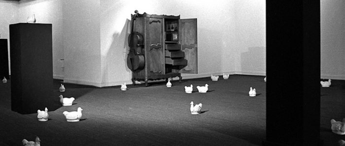 Exposición “Happening de las gallinas” del artista Carlos Leppe en Galería D21 Virtual